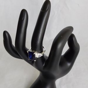 WOMEN'S SIZE 7 BLUE SAPPHIRE RING